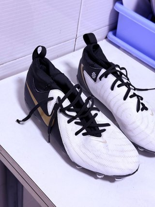 Zapatillas Fútbol Nike Negras y Blancas