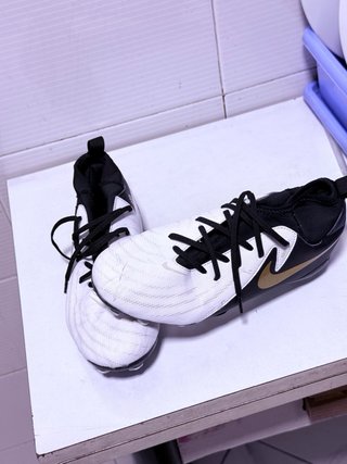 Zapatillas Fútbol Nike Negras y Blancas