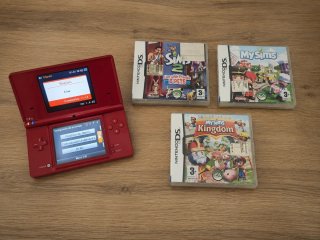 Nintendo DSi Rossa + 3 Giochi