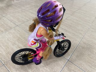 Nancy Ciclista con Bicicleta y Accesorios