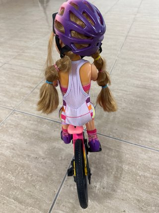Nancy Ciclista con Bicicleta y Accesorios