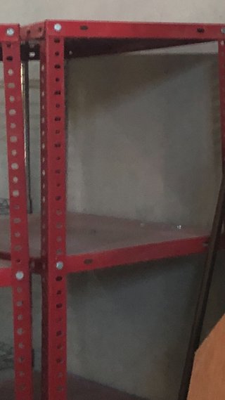 Estantería metálica roja