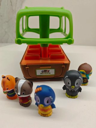 Autobús Klorofil con 5 figuras
