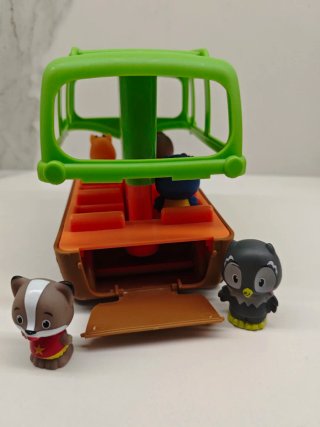 Autobús Klorofil con 5 figuras