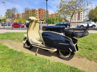 Vendo o cambio por coche ajustando precio Lambreta