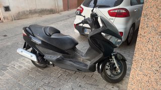 Suzuki Burgman 125 - Baúl y Cascos