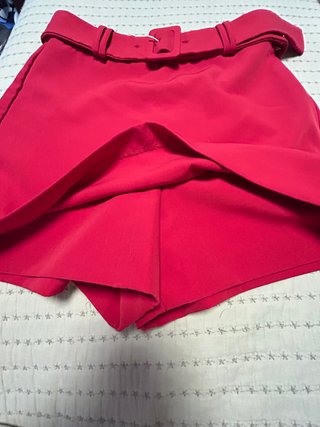 Shorts rojos Stradivarius con cinturón