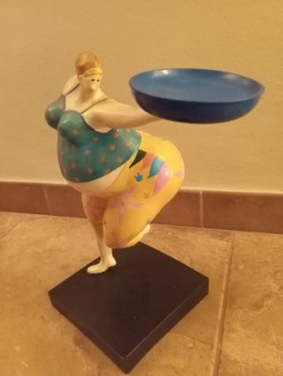 Figura decorativa mujer con bandeja