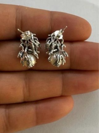 Orecchini con perle e design ramo