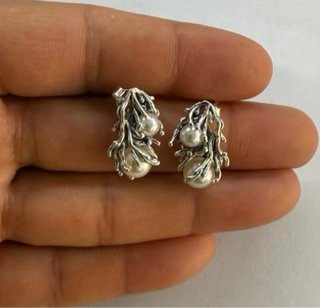 Orecchini con perle e design ramo