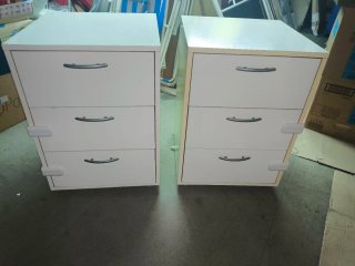 2 Mesitas de noche blancas