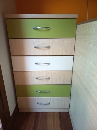 Habitación juvenil: cama, cajonera y mesa estudio