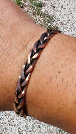 Bracciale intrecciato in rame realizzato a mano