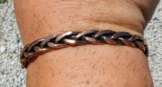 Bracciale intrecciato in rame realizzato a mano