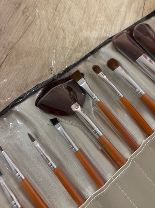 Estuche de brochas de maquillaje beige y marrón