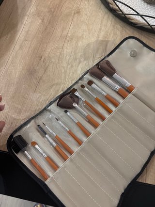 Estuche de brochas de maquillaje beige y marrón