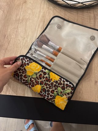 Estuche de brochas de maquillaje beige y marrón