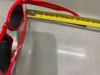 Dos gafas de sol rojas con sus fundas (niño/a)