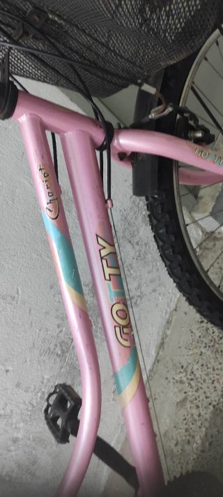 Bicicleta rosa con cesta