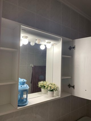 Armario de baño blanco con espejo