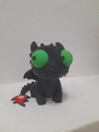 Muñeco dragón negro ojos verdes
