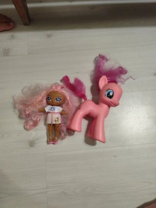 Muñeca LOL y Pony Pequeño Rosa