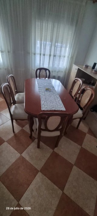 Mesa de comedor con 6 sillas de madera y ratán