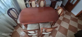Mesa de comedor con 6 sillas de madera y ratán
