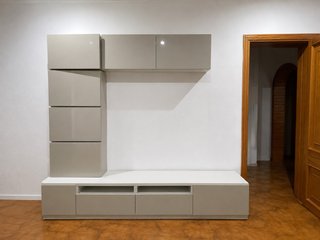 Mueble de salón beig y blanco