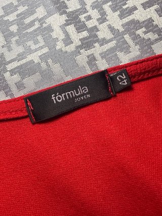 Vestido de cóctel rojo con cinturón dorado