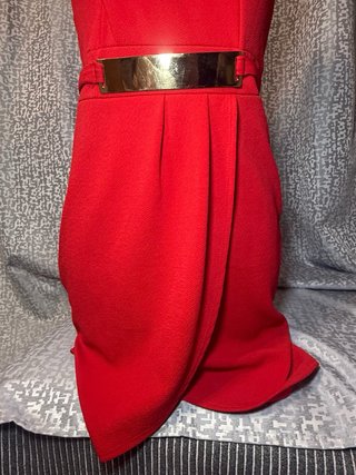 Vestido de cóctel rojo con cinturón dorado