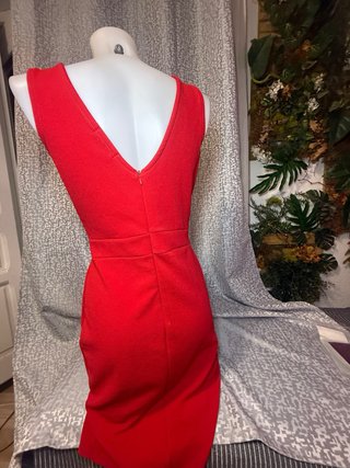 Vestido de cóctel rojo con cinturón dorado