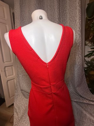 Vestido de cóctel rojo con cinturón dorado