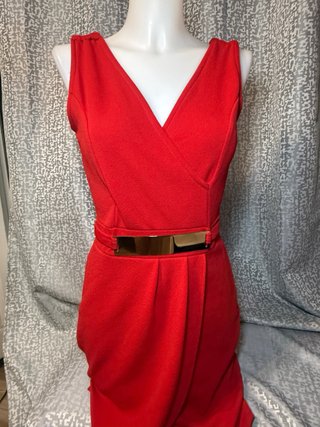 Vestido de cóctel rojo con cinturón dorado