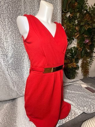 Vestido de cóctel rojo con cinturón dorado