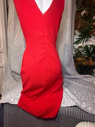 Vestido de cóctel rojo con cinturón dorado