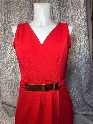 Vestido de cóctel rojo con cinturón dorado