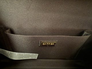 Pochette nera con catena dorata.