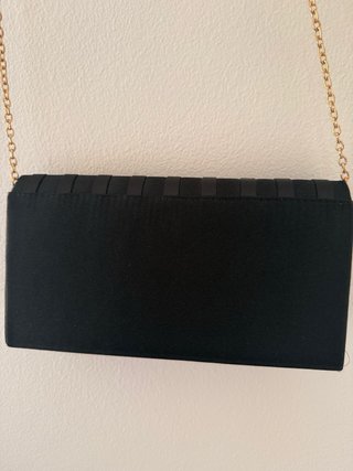 Pochette nera con catena dorata.