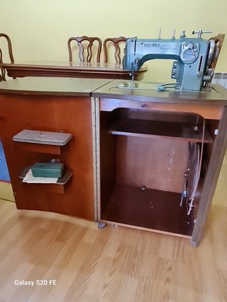 Máquina de coser Refrey con mueble