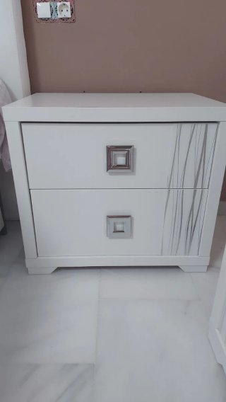 Cómoda y Mesitas de Noche Blancas
