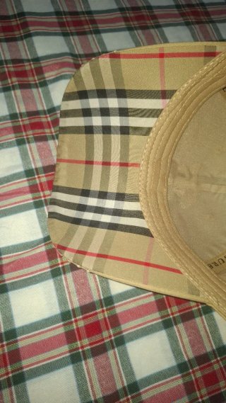 Gorra Burberry Beige y Dorada