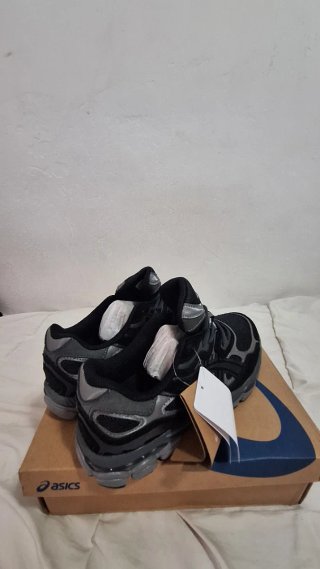 Zapatillas ASICS negras y grises