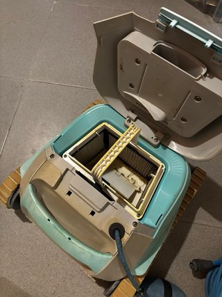 Robot Limpiafondos Delfín - PARA PIEZAS.