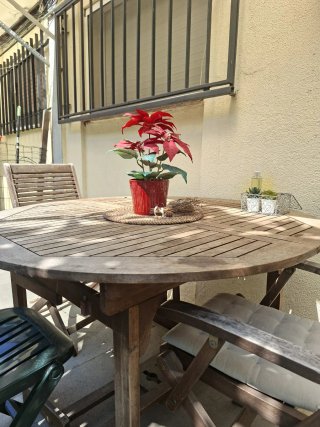 Mesa con 6 sillas banco y mesa pequeña.