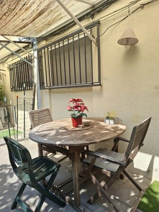 Mesa con 6 sillas banco y mesa pequeña.