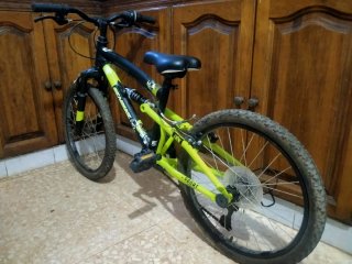 Bicicleta de montaña negra