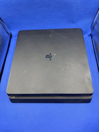 PS4 (PlayStation 4) con giochi e controller gold
