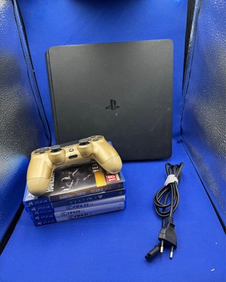 PS4 (PlayStation 4) con giochi e controller gold