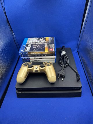 PS4 (PlayStation 4) con giochi e controller gold